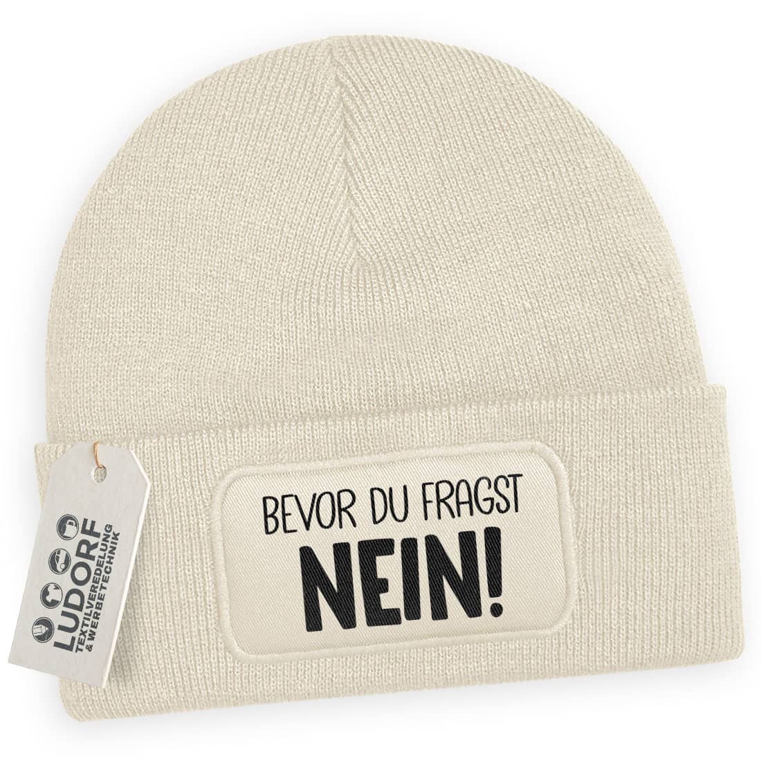 Beige Wintermütze mit Spruch ‚Bevor du fragst – Nein!‘