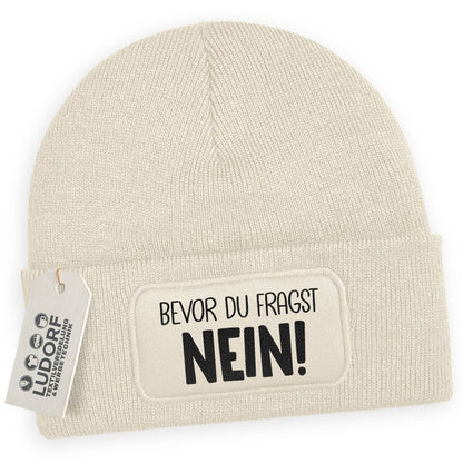 Beige Wintermütze mit Spruch ‚Bevor du fragst – Nein!‘
