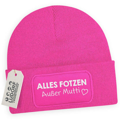 Fuchsia Wintermütze mit frechem Spruch ‚Alles … außer Mutti‘