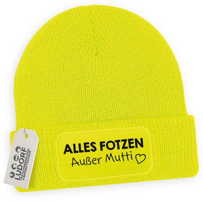 Neongelbe Wintermütze mit frechem Spruch ‚Alles … außer Mutti‘