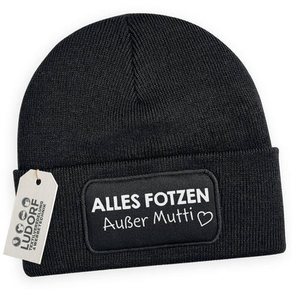 Schwarze Wintermütze mit frechem Spruch ‚Alles … außer Mutti‘
