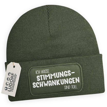 Olivgrüne Wintermütze mit Spruch ‚Ich hasse Stimmungsschwankungen – sind toll‘“