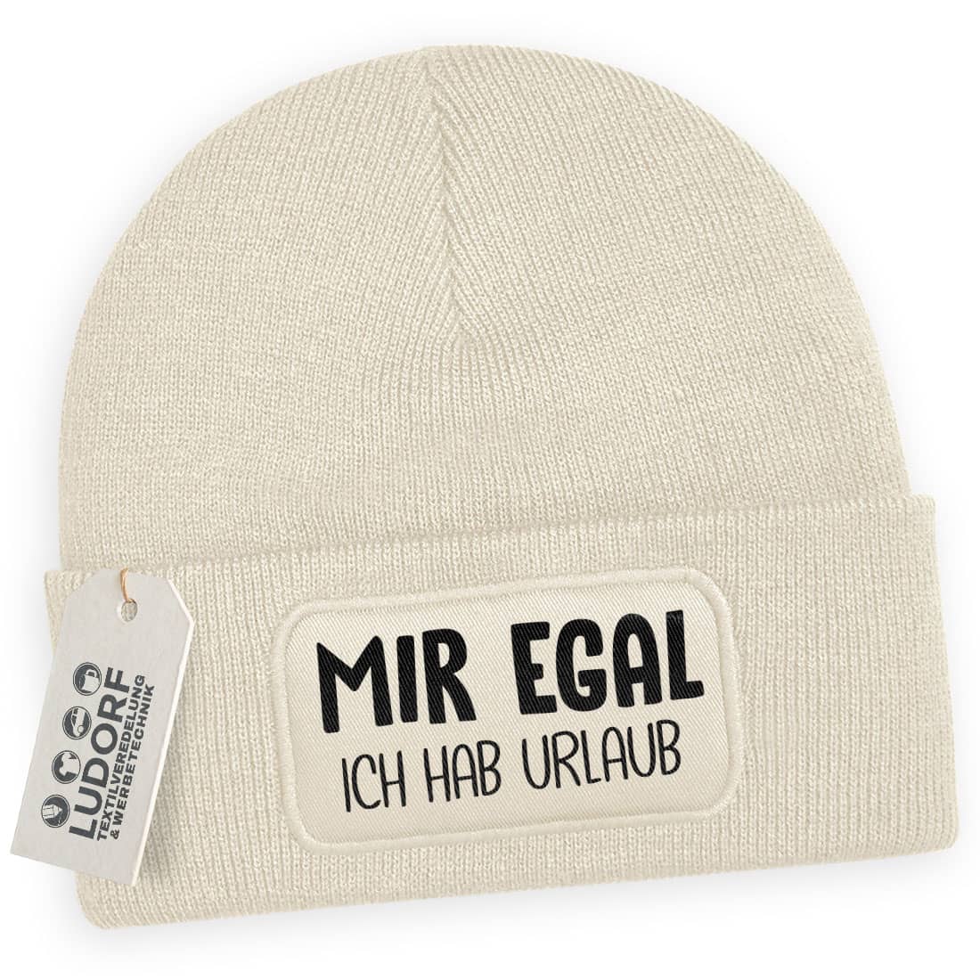 Beige Wintermütze mit Spruch ‚Mir egal – ich hab Urlaub‘