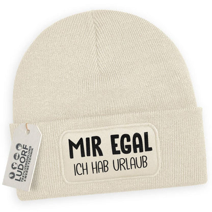 Beige Wintermütze mit Spruch ‚Mir egal – ich hab Urlaub‘
