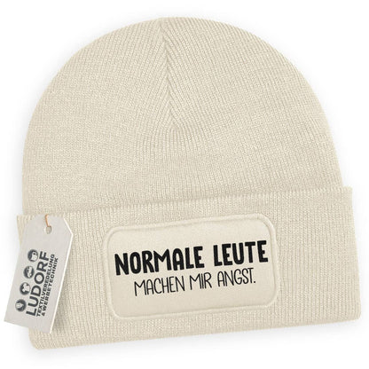 Beige Wintermütze mit Spruch ‚Normale Leute machen mir Angst‘