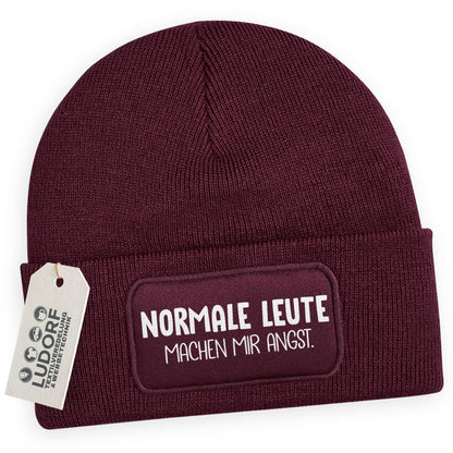 Burgundy Wintermütze mit Spruch ‚Normale Leute machen mir Angst‘
