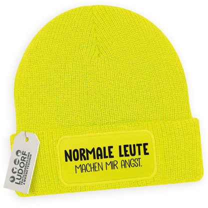 Neongelbe Wintermütze mit Spruch ‚Normale Leute machen mir Angst‘