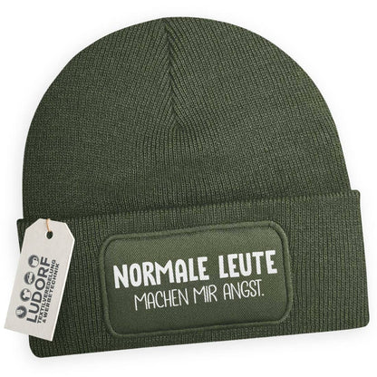 Olivgrüne Wintermütze mit Spruch ‚Normale Leute machen mir Angst‘