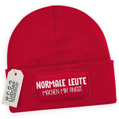 Rote Wintermütze mit Spruch ‚Normale Leute machen mir Angst‘