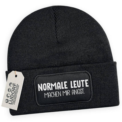 Schwarze Wintermütze mit Spruch ‚Normale Leute machen mir Angst‘