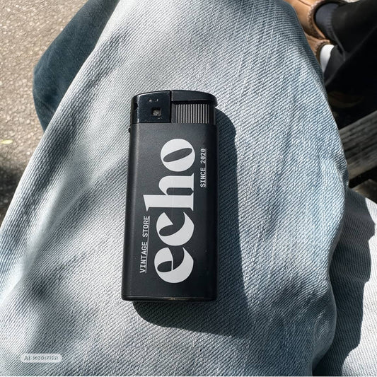XL-Feuerzeug mit Logo, das auf einem Bein liegt